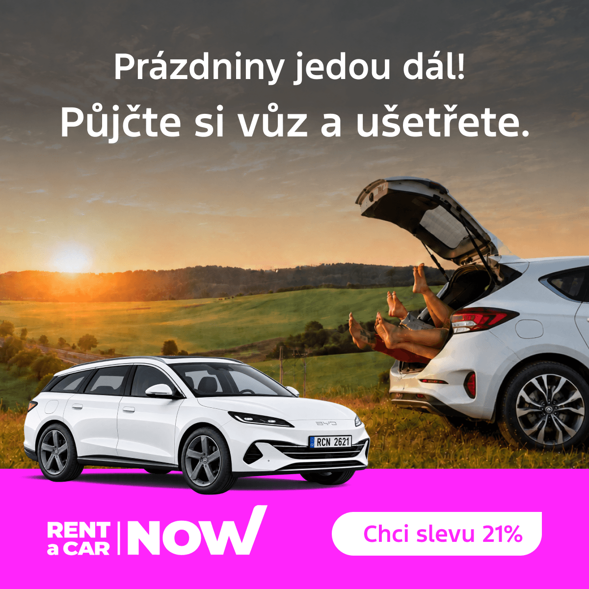 Rodina sedí ve voze zapůjčeném od Rent a Car Now